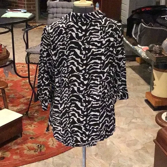 Black & White Blouse - Picture 3 of 8